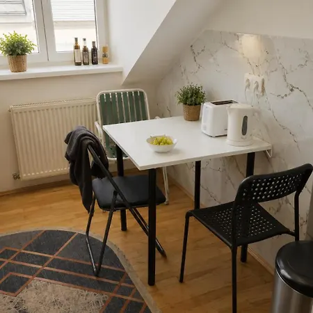 Comfortable Furnished Room In Shared Apartment -D